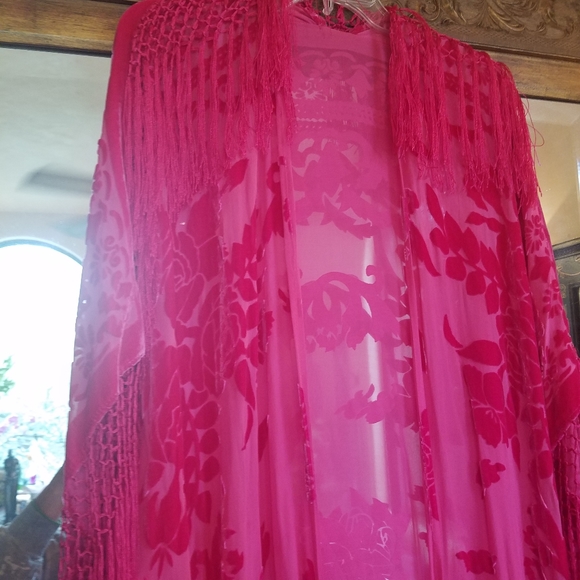 FABULOUS FABULOUS VELVET BURNOUT FRINGE KIMONO - Picture 4 of 7